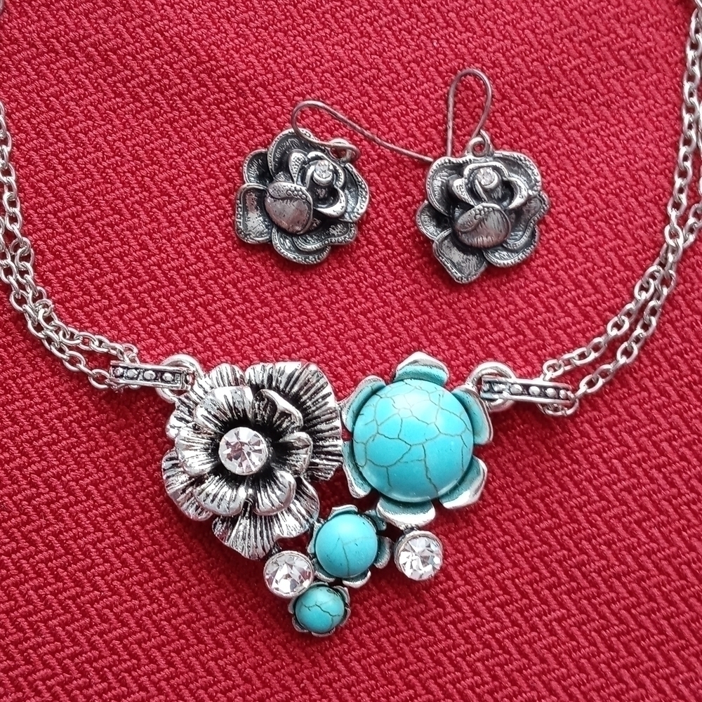 Beautiful costume jewelry set necklace and earrings 16-inch chain